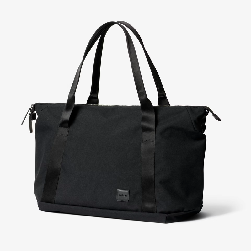 Black Bellroy Classic Getaway Bag duffel bag with sleek design and sturdy handles, ideal for travel and weekend trips.