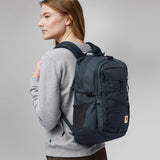 Fjallraven Skule 20 backpack in navy blue with adjustable shoulder straps and front zip pocket, outdoor-ready daypack.