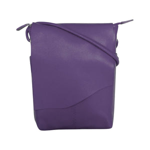 ILI Crossbody Bag 6647, black leather with adjustable strap and silver hardware, shown on a plain background.